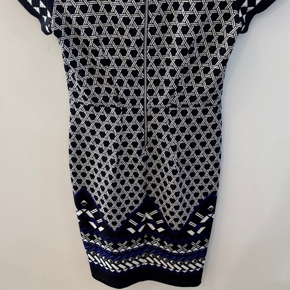 🔷 H&M Black & Blue Geometric Midi Dress
Size Small - Picture 4 of 8